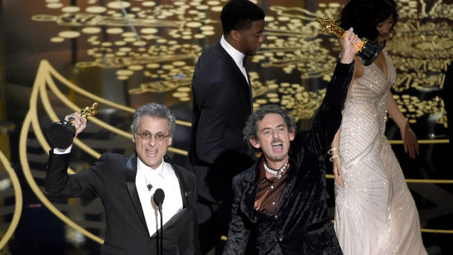 Mark Magini e David White recebendo o Oscar